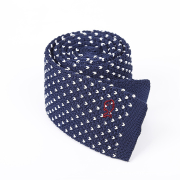Cravate faite sur commande de tricot de laine bleue des hommes de broderie de poissons avec l&#39;extrémité plate